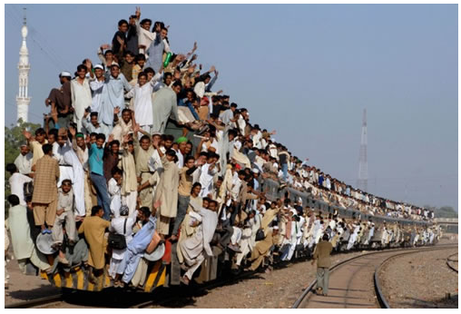  인도의 기차에 사람들이 타고 있는 사진