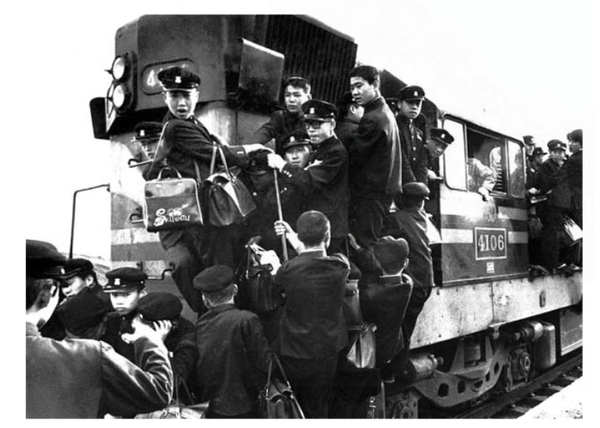           인천에서 서울로 가는 만원열차(1972.4.24) (출처: 다큐멘터리 사진가 전민조)