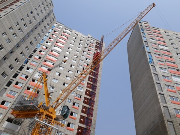 ⓒ한 건설현장에서 타워크레인 해체작업 중 건설용리프트가 운행하고있다. 타워크레인 해체작업시 주변 통제를 철저히 하여야 한다. 이럴 경우 원칙적으로 건설용 리프트 운행이 되지 않도록 통제하여야 한다.