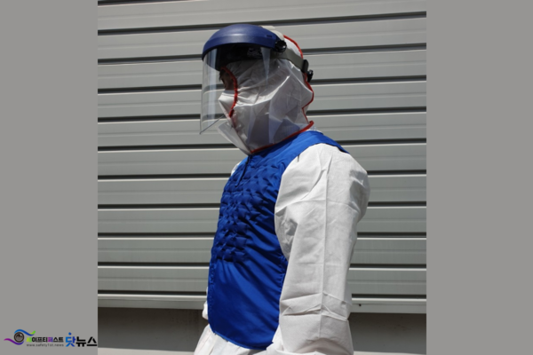 ⓒ에고테크 이미지 제공/ 방호복위에 쿨조끼를 착용시 체감온도가 작용전과 비교해서 3도정도 더 떨어뜨릴수 있다. 하이드로젤 쿨조끼 착용모습