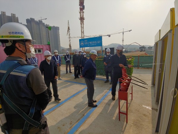 ⓒ고용노동부 안산지청 이규원 지청장이 안산 푸르지오 브리파크 현장 내 안전체험장에서 소화기 체험활동을 하고 있다./ 출처 : 안산.시흥 안전관리자 지역협의체 집행부 제공