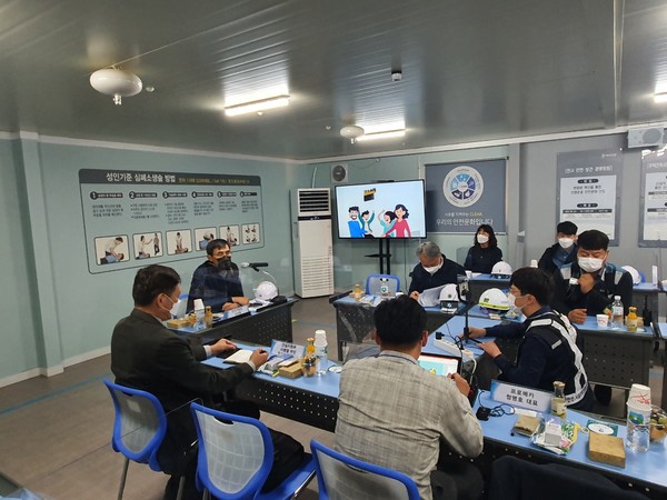 ⓒ고용노동부 안산지청 이규원 지청장은 10월20일 안산 시흥 지역 안전관리자 협의체 회원사들과 소통을 위한 간담회 시간을 가졌다. / 출처 : 안산.시흥 안전관리자 지역협의체 집행부 자료제공