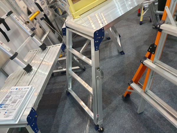 ⓒ말비계(우마)에 전도방지장치가 추가되어 있는 제품 - 세이프티퍼스트 닷뉴스 지대형 기자