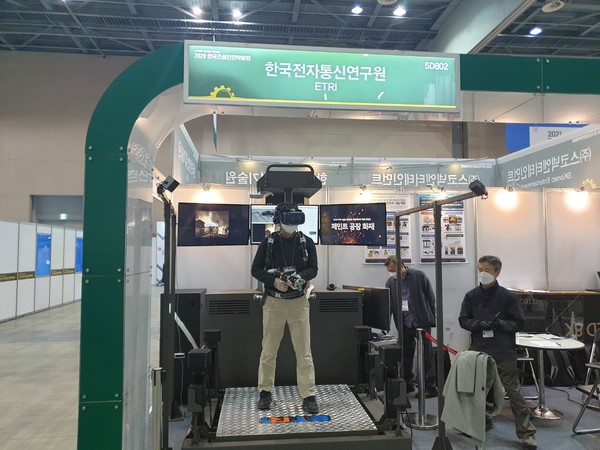 ⓒ건설업계 한 관계자가 비닐방갑 , 마스크를 착용한 채 VR 교육 체험을 하고 있다. - 세이프티퍼스트 닷뉴스 지대형 기자