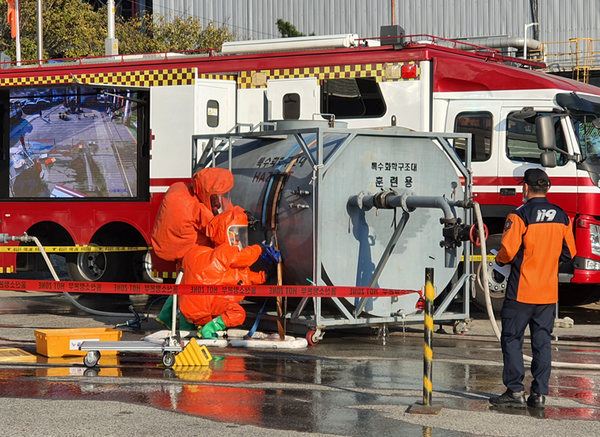 ⓒ훈련용 시뮬레이터로 훈련하는 사진(울산소방)