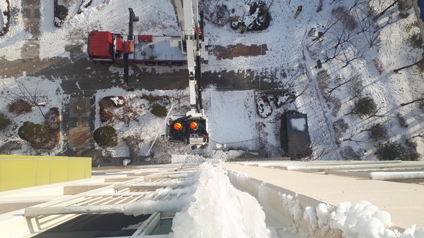 ⓒ2021.1.9. 세종시 새롬동 아파트 벽면 고드름 제거작업 모습/소방청 자료제공