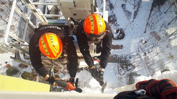 ⓒ2021.1.9. 세종시 새롬동 아파트 벽면 고드름 제거작업 모습/소방청 자료제공