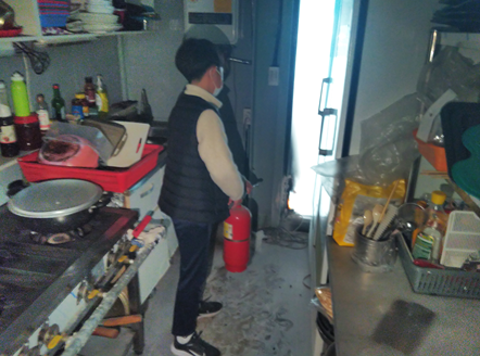 ⓒ지난 2월초 자신의 부모님이 운영하는 음식점 냉장고에서 발생한 화재를 초기 진압하고 상황을 설명하고 있는 정시율 군/자료출처-소방청 제공