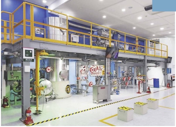 ⓒ보안 시뮬레이션 기술을 효율적으로 활용하여 직원에게 위험 및 위험 요소를 파악하고 훈련시킬 수 있다/독일잡지에 실린 영우산업 안전체험관 모습.