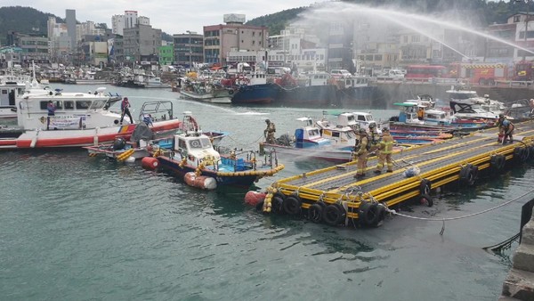 ⓒ완도소방서 자료제공- 민·관 합동 선박화재 대응훈련 모습