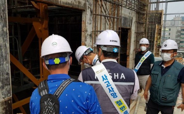 안산 반달섬, 시흥 장현지구 현장에서 합동 켐페인을 하고있다. 출처 : 안전보건공단 경기서부지사 제공