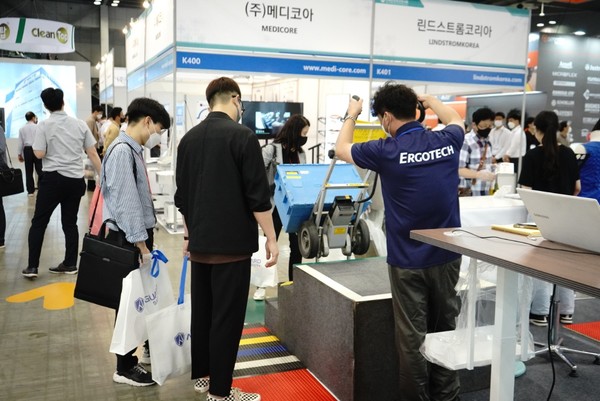 ⓒ(주)에고테크의 '전동식 계단 운반기' 작동시범 모습/사진-세이프티 퍼스트 닷뉴스