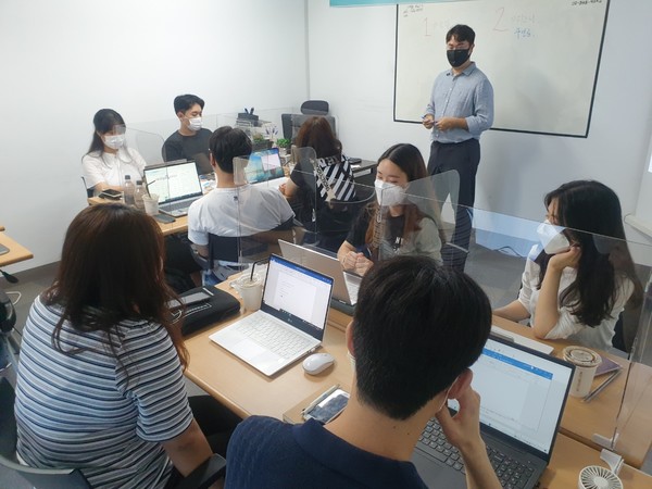ⓒ닷뉴스 대학생 기자단 강의 모습. 구관모 매니저가 학생들과 기획에 대한 생각을 주고 받고 있다/세이프티 퍼스트 닷뉴스 사진