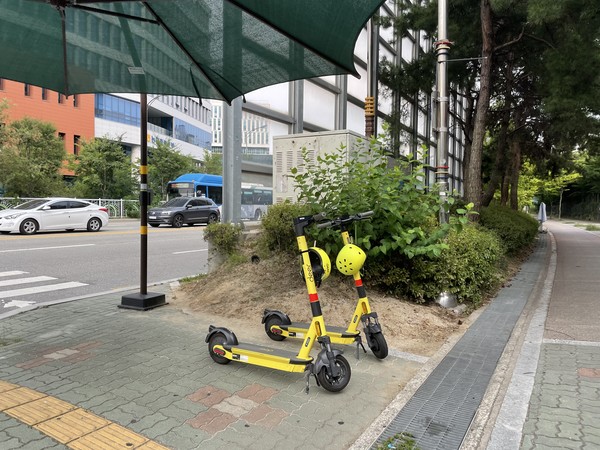 ⓒ안전모가 걸려있는 deer 킥보드(출처-기자 정수현)