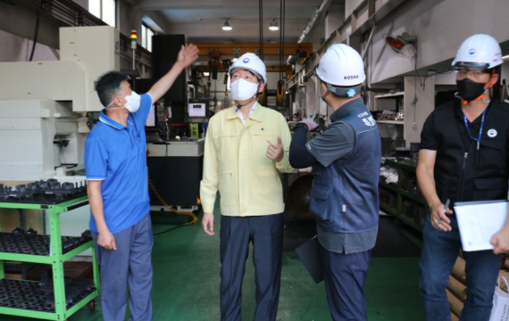 ⓒ지난 7월 전국 위험현장 일제점검 당시 서울시 금천구에 소재한 금형제조사업장에서 안경덕 고용노동부장관의 현장점검 모습/안전보건공단