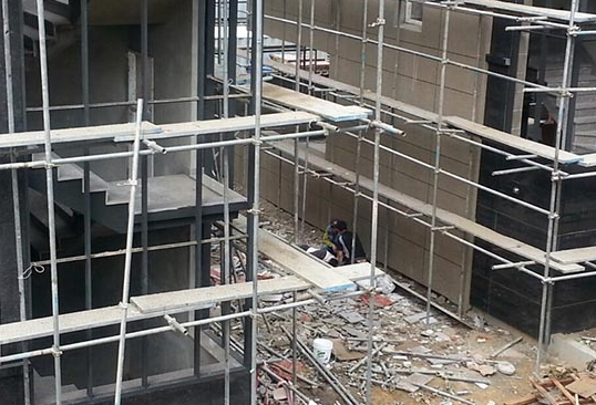 ⓒ2014년 6월 중구 성안동의 모 건설현장에서 작업자가 추락한 사고가 발생했다. 당시 안전난간대도 규정을 어겼고, 추락방지망 시설이 돼 있지 않았다. 소규모 현장의 현실은 지금도 여전히 위험에 노출되어 있다./사진출처- 참세상(2014.08.29일자) 기사에 실린 사진)