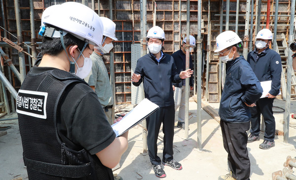 ⓒ지난 6월경실시한 세종시부근 소규모 건설현장의 안전관리 실태 점검 모습(고용노동부사진)