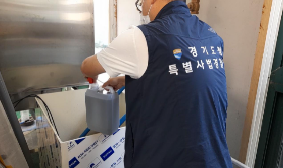 ⓒ특별사법경찰관의 단속 모습/사진-경기도청 제공