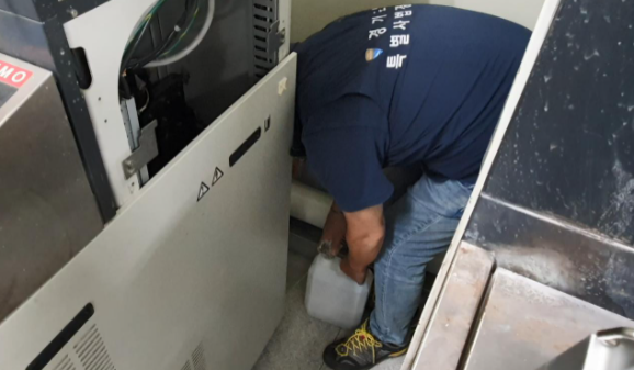 ⓒ특별사법경찰관의 단속 모습/사진-경기도청 제공