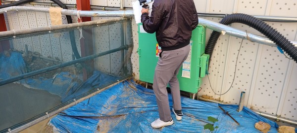 ⓒ가설분전반 주변에서 수신기를 통하여 변조기의 신호를 확인하고 있다./사진-건설현장 안전관리자 제보