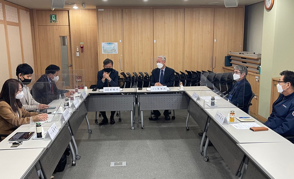 ⓒ김병직 숭실대 안전융합대학원장과 백헌기 대한산업보건협회장이 협약체결에 대한 소감을 전하고 있다./사진-숭실대 안전융합대학원 제공