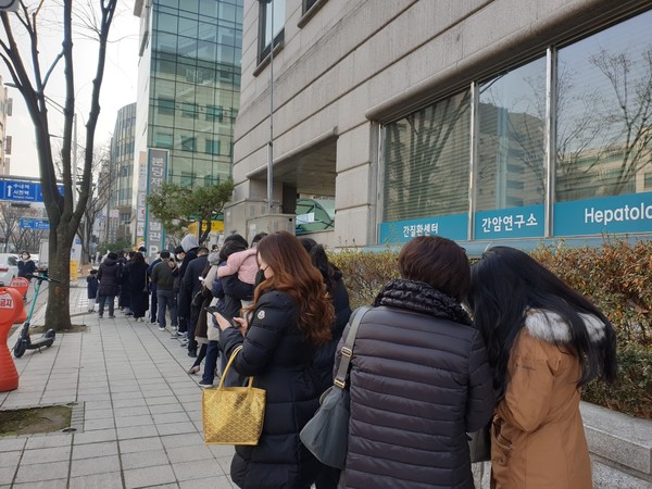 ⓒ분당소재 한 종합병원의 선별진료소 앞에 코로나 검사를 받기 위해 시민들이 야외까지 길게 대기줄을 서고 있다/사진-세이프티퍼스트닷뉴스