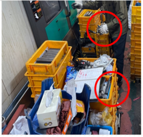 실제 절삭 공정 중 보호구 착용 모습(면장갑, 일반 고무화, 방진마스크. 면장갑은 벗고 유기용제용 호흡기 보호구를 착용해야 한다. 보안경착용도 권장된다.