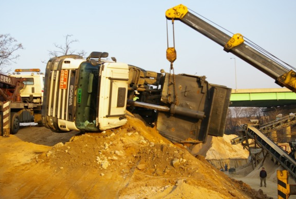 ⓒ전복된 덤프트럭 모습/기사 내용과 관련없음