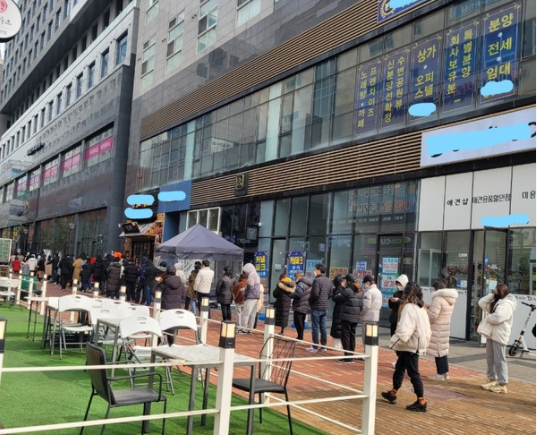 ⓒ경기도 수원 호흡기전담클리닉 건물 앞에서 신속항원검사를 받기 위해 시민들이 길게 줄을 서고있다./사진-지대형기자