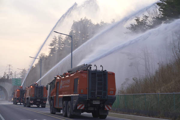ⓒ3월 8일 경북 울진 산불관련 화재 방어선 구축을 위해 울진읍 금산터널 부근에서 예비주수하고 있는 로젠바우어 소방차량/사진- 소방청