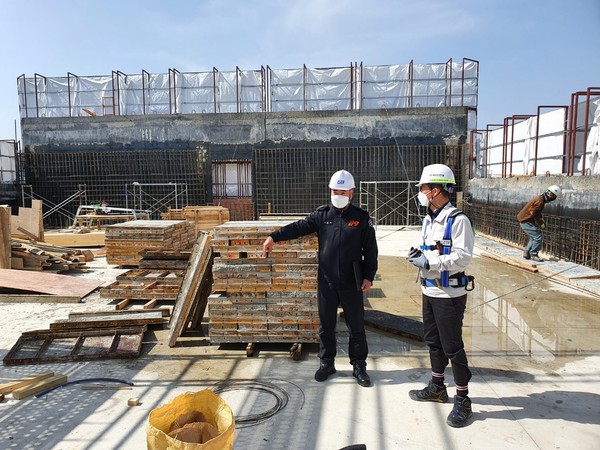 ⓒ관내 대형공사장 안전관리담당자를 대상으로 화재안전컨설팅을 진행하고 있다./여수소방서 사진제공