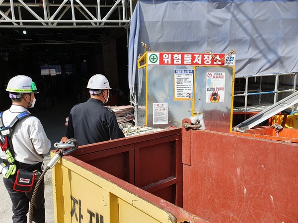 ⓒ관내 대형공사장 안전관리담당자를 대상으로 화재안전컨설팅을 진행하고 있다./여수소방서 사진제공