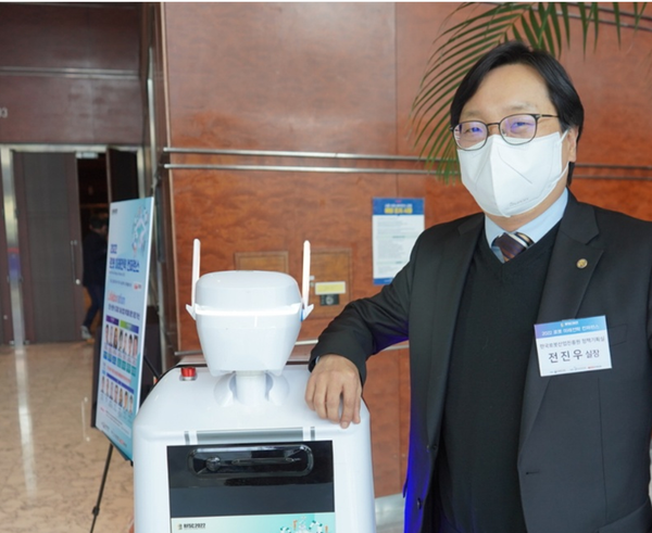 ⓒ방역로봇(좌)과  전진우 실장(우)(한국로봇산업진흥원 정책기획실/숭실대 안전융합대학원 교수)/사진-세이프티퍼스트닷뉴스