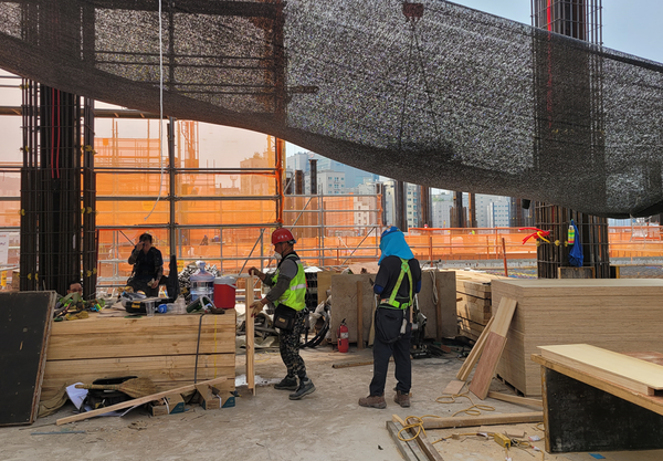 ⓒ 폭염과의 사투를 벌이는 건설근로자들을 위해 설치된 그늘막/출처- 산업현장 명예기자 사진 제보