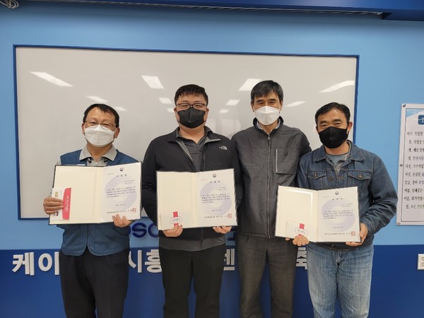 ⓒ포스코건설 유동완 부장, 동양 이상용 과장, 동문건설 김광노 부장 이상 안산지청 관내 우수 회원사 안전관리자 3인이 고용노동부 안산지청장 표창을 받았다.  /사진- 지대형 기자 
