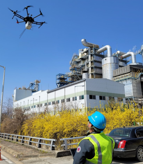 한강유역환경청의 드론을 사용한 대기오염물질 모니터링 (출처: 환경청)
