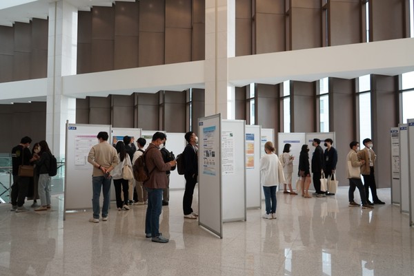 ⓒ대한인간공학회 춘계학술대회 로비에 58개의 포스터가 전시되었다/출처-세이프티퍼스트닷뉴스