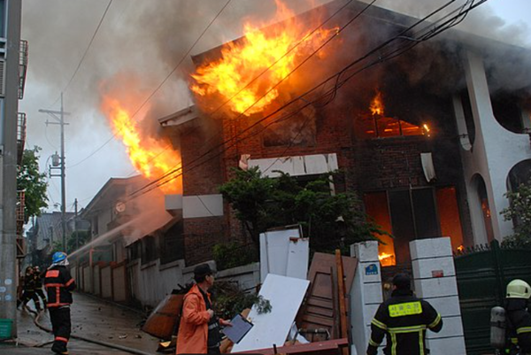 ⓒ주택화재 진압 모습/출처-Wikimedia