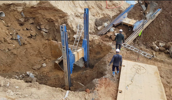 ⓒ한 건설현장에서 토사 붕괴된 모습/출처- 한우진 유튜버가 올린 동영상 이미지