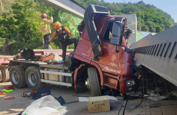 ⓒ전북 진안군 안천면 용담댐 인근 국도 13호 다리 공사현장에서 대형 교량 구조물이 떨어져 운전자가 사망했다./출처-전북소방서