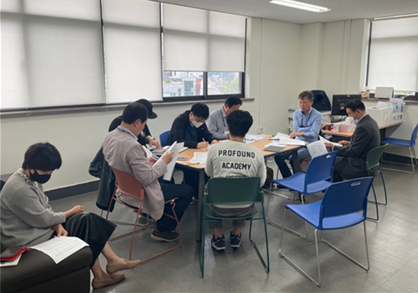 ⓒ숭실대는 「제조분야 친환경 관리인프라 구축 지원사업」에 산학협력기관으로서 컨소시엄에 함께 참여하여 사업을 추진한다. 지원사업 회의진행 모습/출처-숭실대학교 안전융합대학원