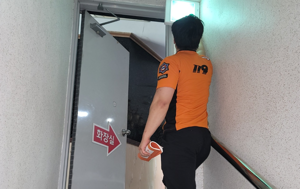 ⓒ다중이용업소 화재안전컨설팅 활동 모습/사진- 여수소방서 제공