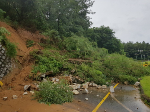 ⓒ집중호우로 토사가 도로를 덮친 현장 모습