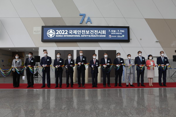 ⓒ이정식 고용노동부 장관(사진 왼쪽서 7번째)와 안종주 안전보건공단 이사장(사진 왼쪽에서 6번째)등이 7월 4일 경기도 일산 킨텍스에서 열린 국제안전보건전시회에서 개막 테이프 커팅을 하고 있다.(사진 왼쪽부터 김숙영 직업건강협회 회장, 백종배 한국안전학회 회장, 백헌기 대한산업보건협회 회장, 정재희 안전생활실천시민연합 공동대표, 이동근 한국경영자총협회 상근부회장, 안종주 한국산업안전보건공단 이사장, 이정식 고용노동부 장관, 김동명 한국노동조합총연맹 위원장, 정윤모 중소기업중앙회 상근부회장, 박종선 대한산업안전협회 회장, 한재원 안전보호구협회 회장, 정혜선 한국보건안전단체총연합회 회장, 윤충식 한국산업보건학회 회장)