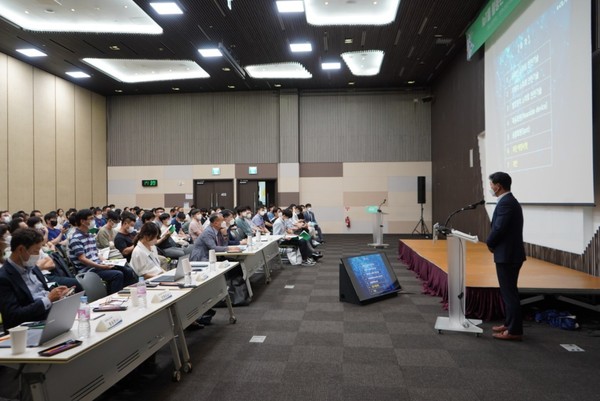 ⓒ지난 안전보건강조주간동안 진행됐던 안전보건정책세미나 'IoT를 활용한 스마트 안전보건관리'에서 기아(주) 안전환경센터 김재형 안전경영기획팀장이 '근원적 산업재해예방 위한 스마트기술과 자동차 적용사례'라는 주제로 발표를 했다.