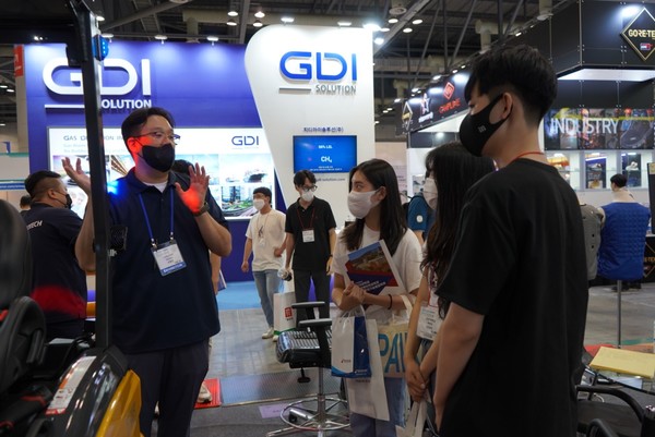 ⓒ세이프아이의 기능에 대해 설명듣고 있는 안전보건학과 대학생들/사진-세이프티퍼스트닷뉴스