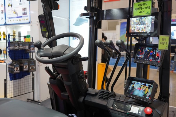 ⓒ전후방 카메라로 지게차 운전시 사각지대를 해소하여 보행자와 충돌사고를 방지한다/사진-세이프티퍼스트닷뉴스