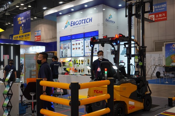 ⓒ(주)에고테크가 2022년 안전보건전시회에서 지게차 충돌사고를 예방할수 있는 안전시스템을 전시했다.
