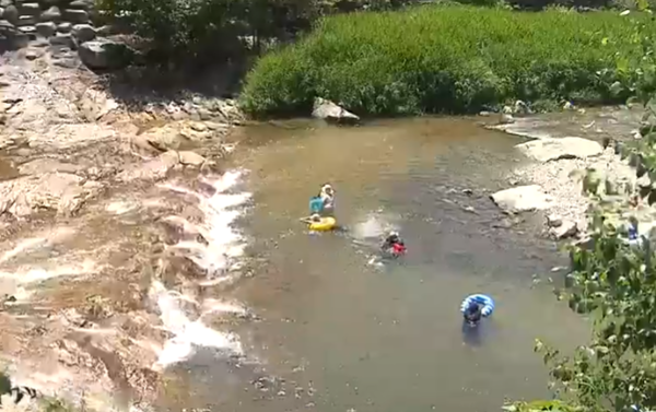 ⓒ해마다 여름철에 물놀이 사고가 급증하고 있다.