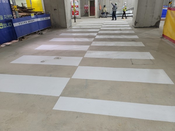 횡단보도 건설현장 내부에도 존재할 수 있는 것이었다.           출처 : 세이프티퍼스트닷뉴스